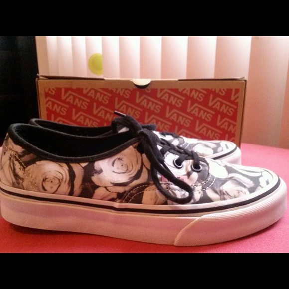 Black and white rose pattern Vans !