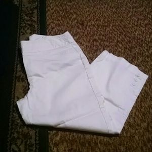 White, highwaisted capris