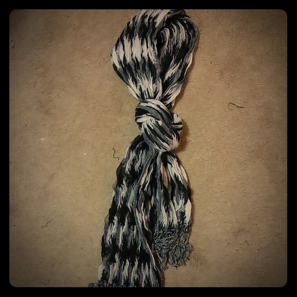 Black and white scarf