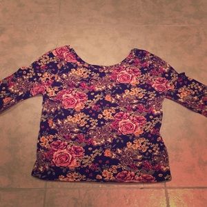 Selling this 3/4 sleeve crop top.