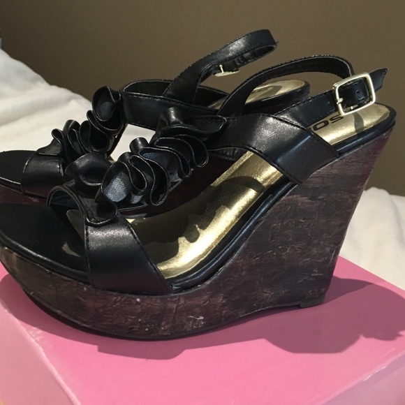 Black Ruffled wedges