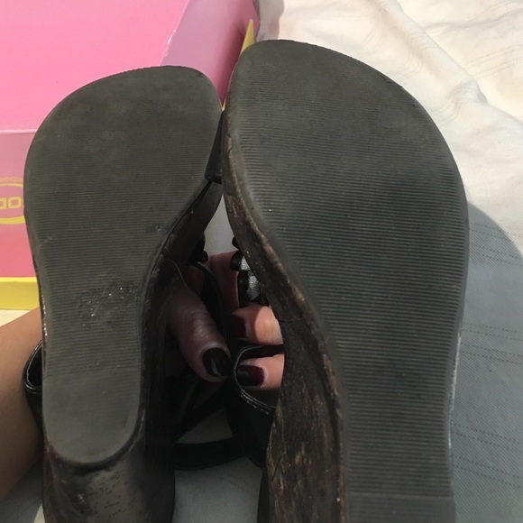 Black Ruffled wedges - Picture 2 of 3