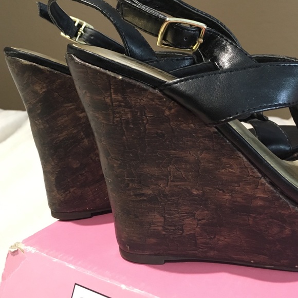 Black Ruffled wedges - Picture 3 of 3