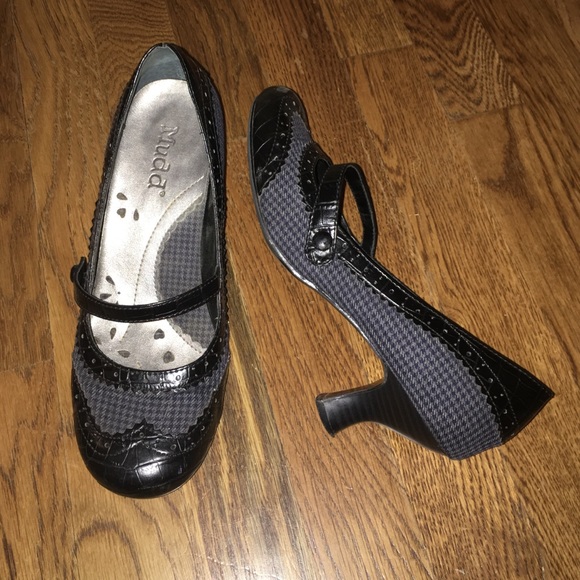 Size 7 black & blue Mudd pumps