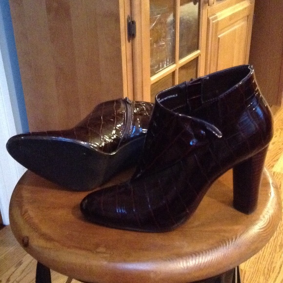 Kristin Davis burgundy patent leather BOOTIE - Picture 2 of 4