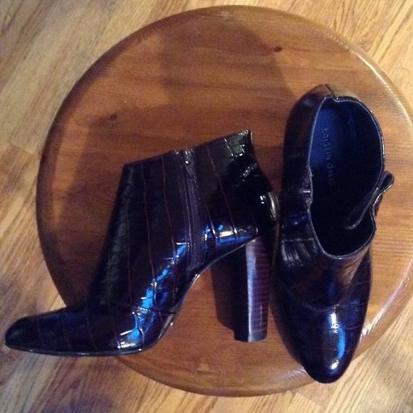 Kristin Davis burgundy patent leather BOOTIE - Picture 3 of 4