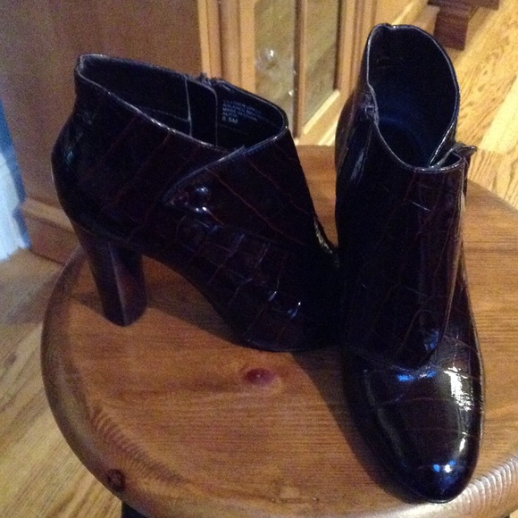 Kristin Davis burgundy patent leather BOOTIE - Picture 4 of 4