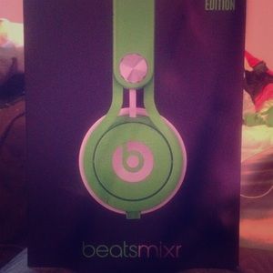 Beats mixrs-lime green