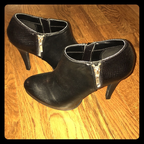 Size 6.5 Apt 9 black ankle boots
