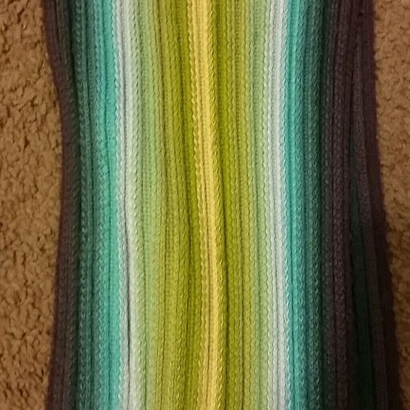 BEAUTIFUL STYLISH SCARF! - Picture 2 of 3