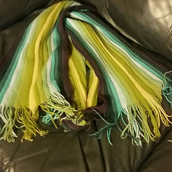 BEAUTIFUL STYLISH SCARF! - Picture 3 of 3