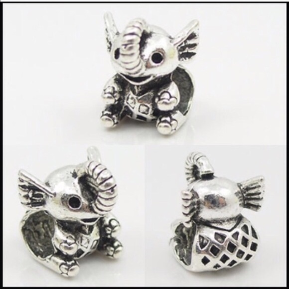 Jewelry - Adorable little elephant charm
