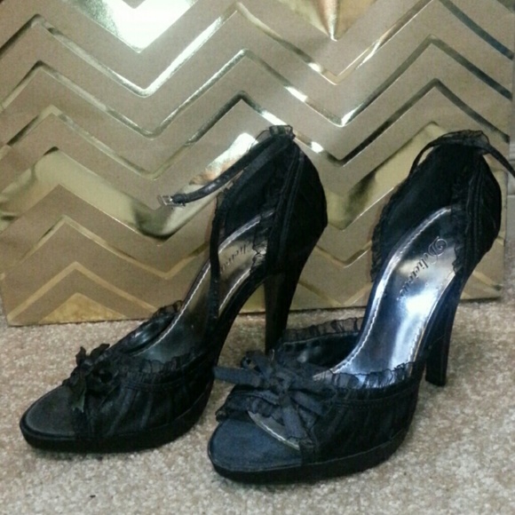 Delicious black lace pumps 7 1/2