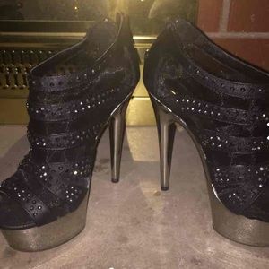 🖐🏽 ON HOLD 🖐🏽Black and gold platform heels