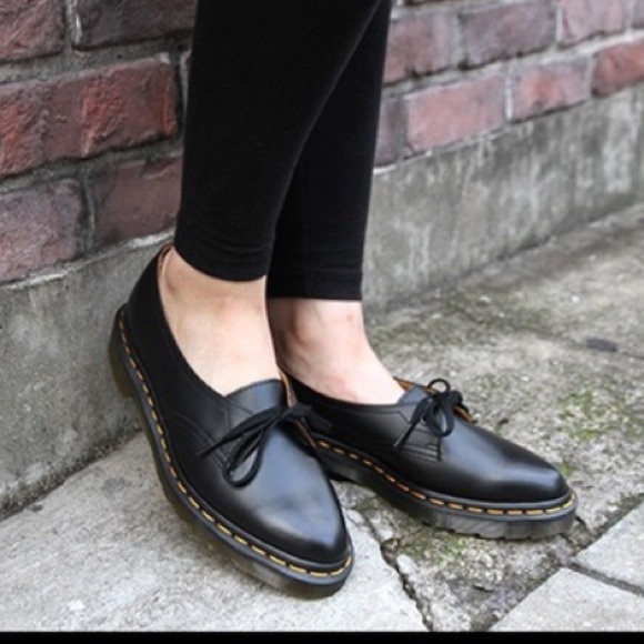 Dr. Martens Siano shoe. Size 8.