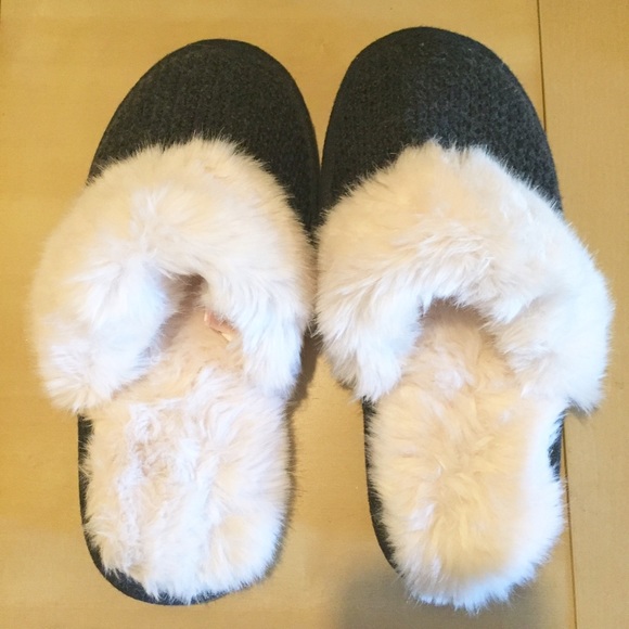 NWOT Victoria's Secret grey slippers small