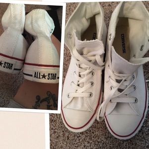 Youth Converse Size 2.5. NEVER WORN. Box included