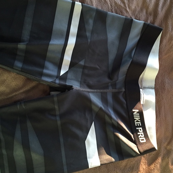 Nike Pro Fitted Capri Leggings! - Picture 2 of 3