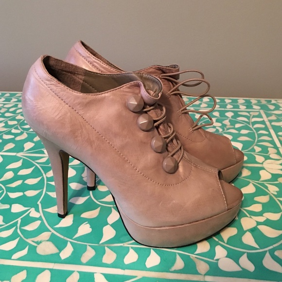 Vince Camuto 6.5 peep toe platform bootie