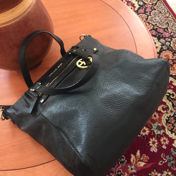 ❌SOLD❌ Michael Kors tote - Picture 2 of 4