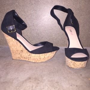 Adorable black wedges with cork bottom. ❤️
