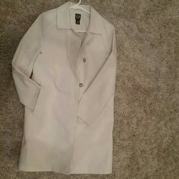 Gap cream colored trench coat - medium