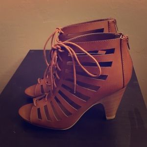 NWT heel sandal