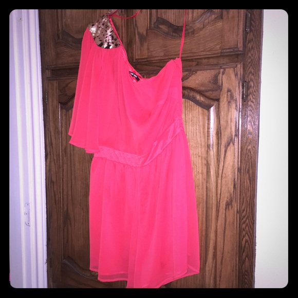 Very Flattering!! Off-Shoulder Romper Sz-6