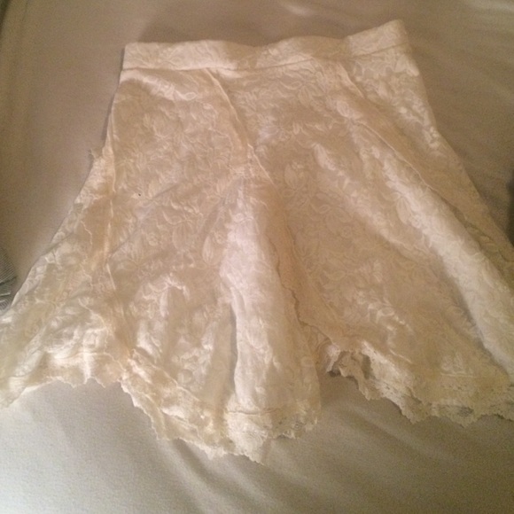 UO: White lace skirt, never worn, size small