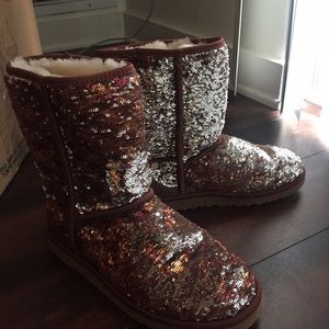 REVERSIBLE SEQUIN UGGS SIZE 7