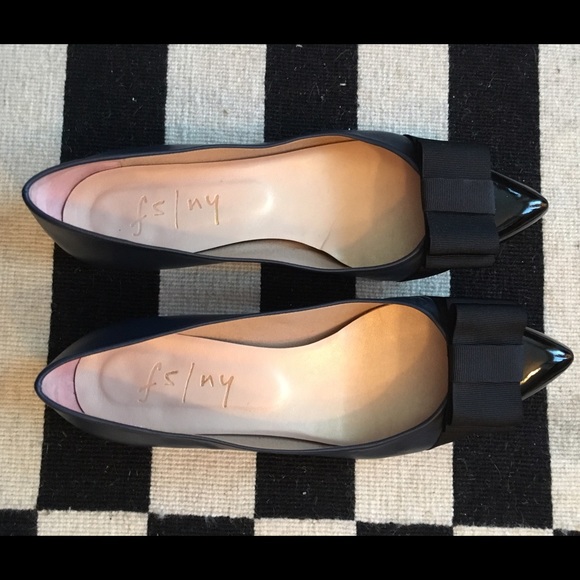 Fs/ny pointed toe flat navy and black patent bow