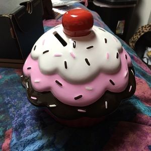 Adorable cupcake piggy bank 💖