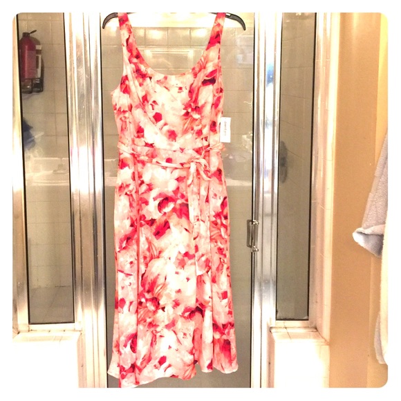 Never used!! Beautiful  dress!!💐💐💐✌🏼️