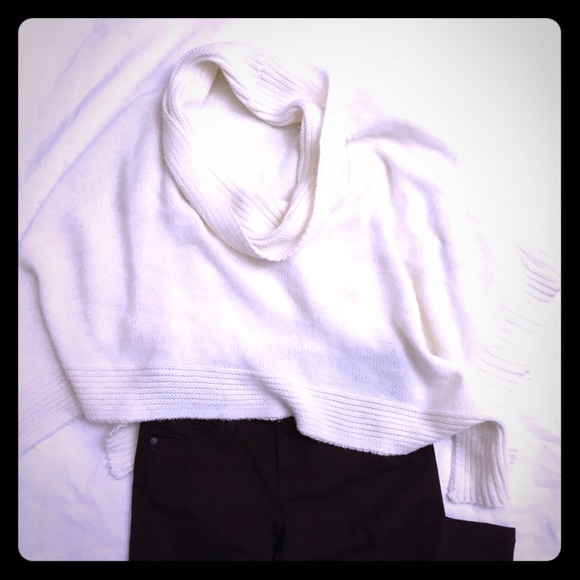Discounted‼️White/cream wool poncho with cowl neck