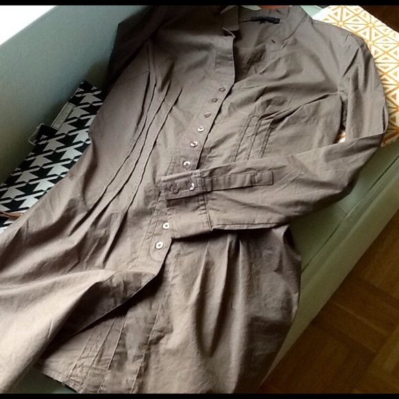 Tunic. Brown. Pin-tucked front. Button down.