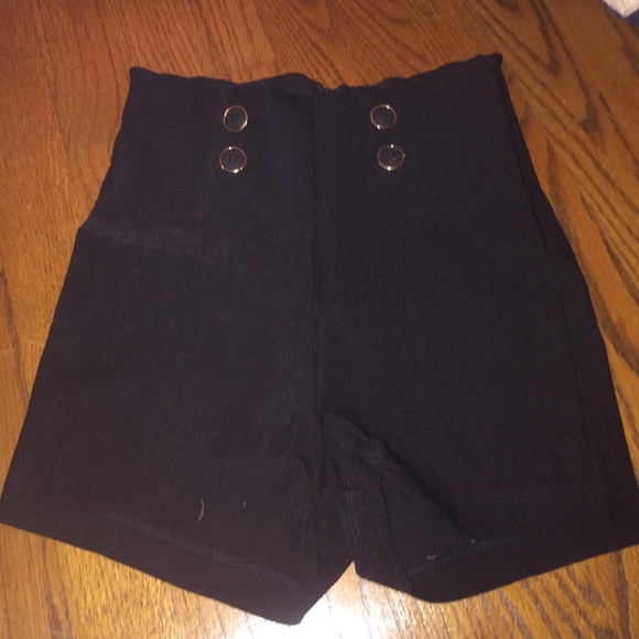 High waisted buttoned black shorts - Picture 1 of 1