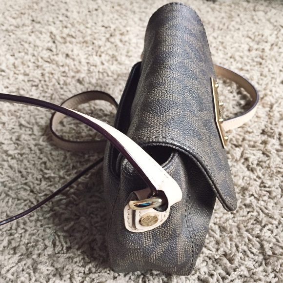 ❤️SOLD❤️Michael Kors Flap Cross Body - Picture 3 of 4