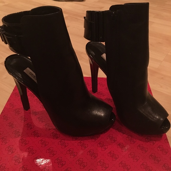 Beautiful open toe platform heel. Worn 1x only.