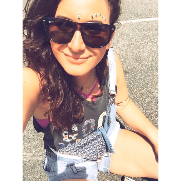 Hello Poshers - Picture 2 of 3