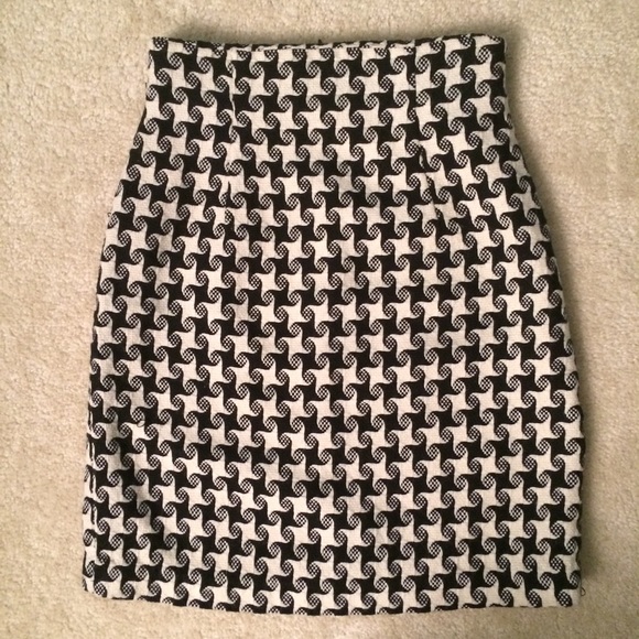 Black and white patterned tweed pencil skirt