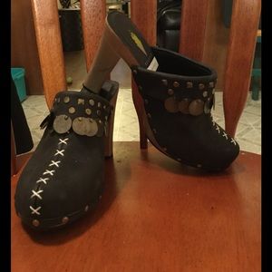 Cute high heel clogs! Never worn!