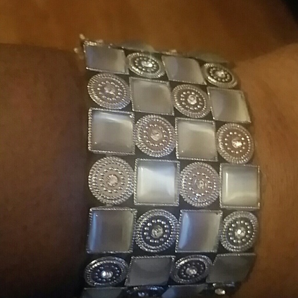 Jewelry - Picture 2 of 3