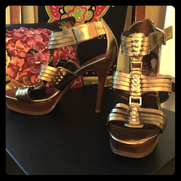 Guess shooes