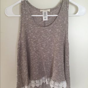 Adorable high/low crop top🎀