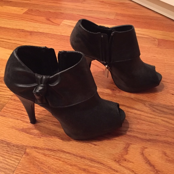 Super cute black leather booties