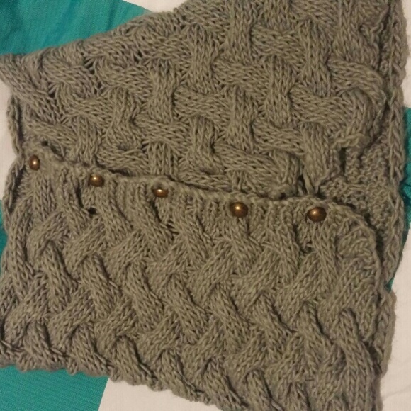Adorable Gray shawl... Never worn!!