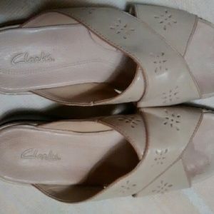 CLARKS BEIGE LEATHER SLIDES, size 7.5 M