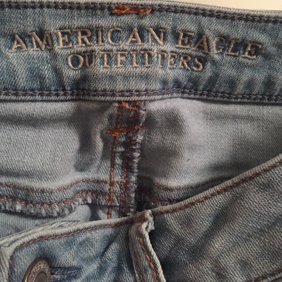 AMERICAN EAGLE light wash ripped jeans