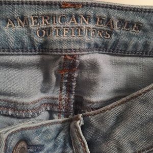 AMERICAN EAGLE light wash ripped jeans