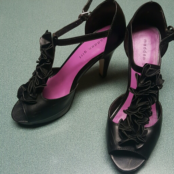 Black ruffle pumps